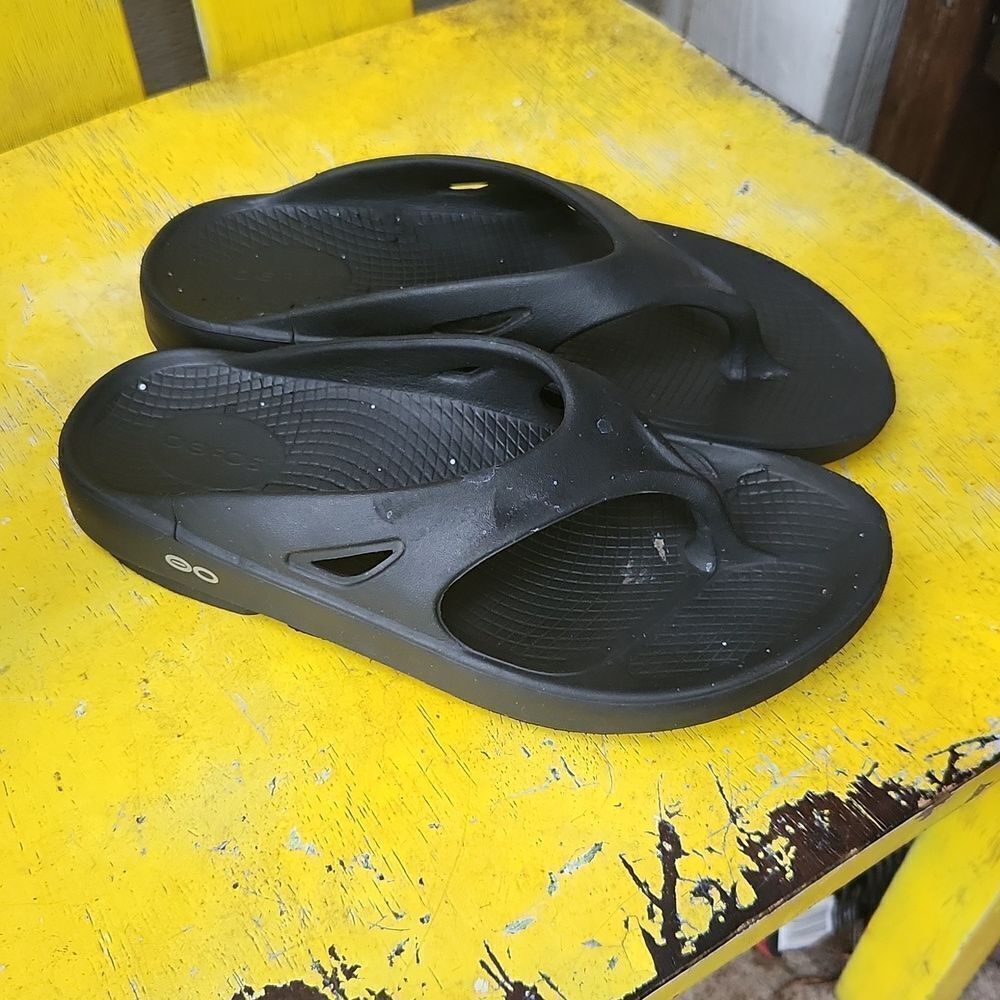 Oofos Recovery Sandals M6 W8